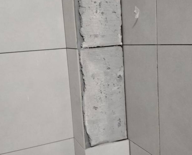 潍坊瓷砖空鼓维修公司分享下瓷砖施工前基层浇水润湿程度不足，可能导致以下问题