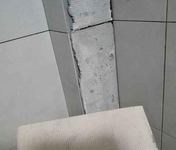 潍坊瓷砖空鼓维修公司分享下厨房瓷砖脱落的补救措施。